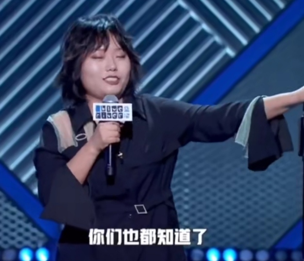 李雪琴听到有人喊王建国名字立马回头，我被磕到了太甜了！