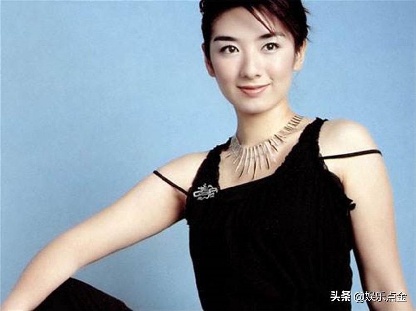 赵薇黄奕两代小燕子同框，赵薇输了气质，却赢在了细节上