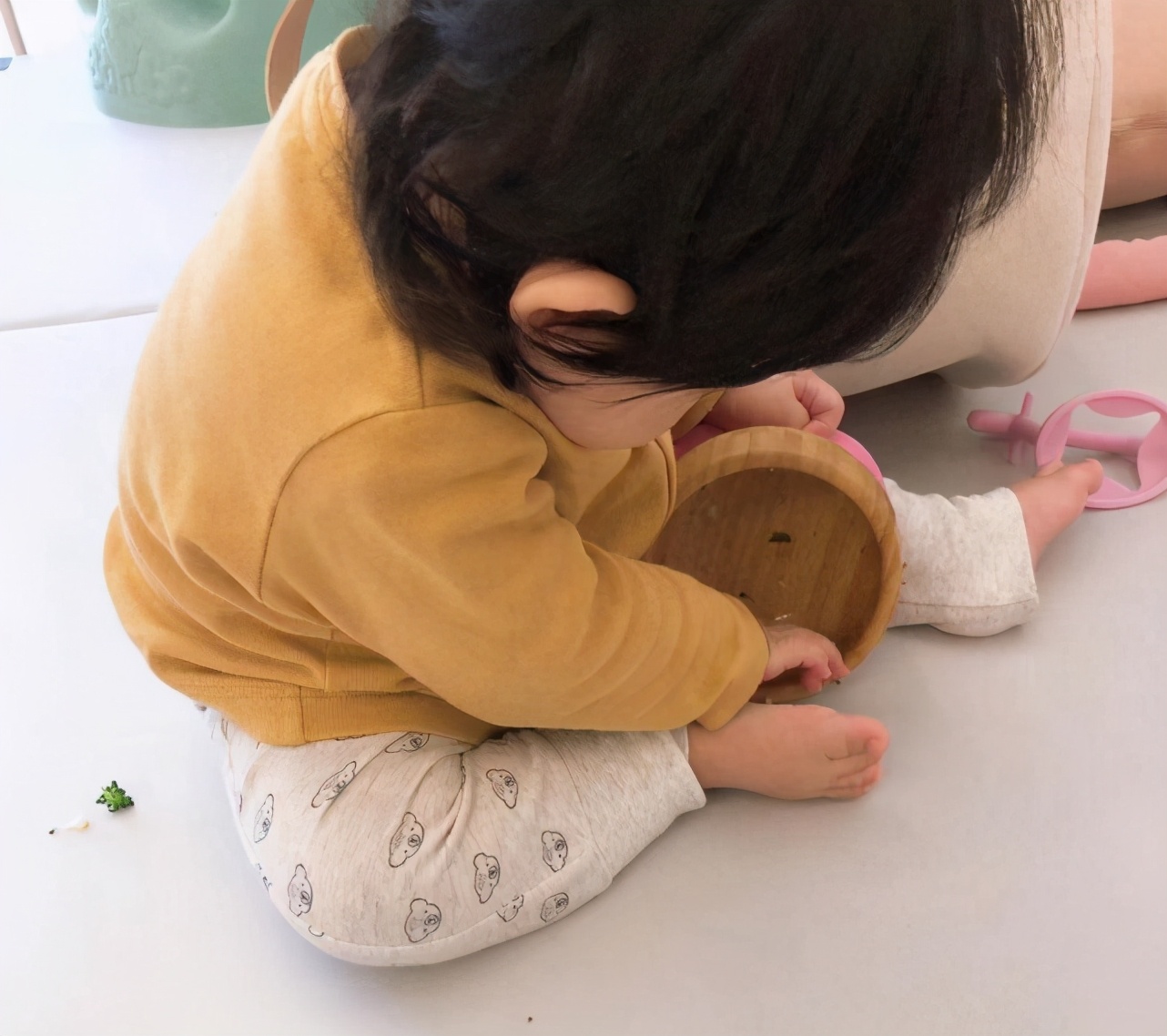 崔智友曬一家三口出遊照，小九歲神秘丈夫充當攝影師為妻女拍照