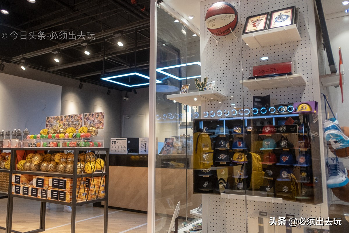 nba实体店哪些地方有(探访nba北京旗舰店，店内詹姆斯和库里的人偶”持“国旗)