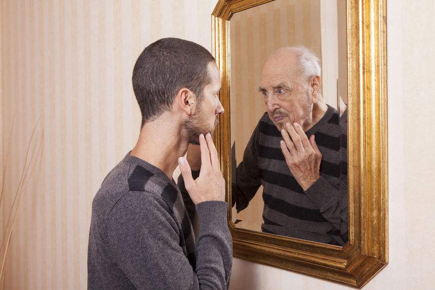 研究顯示：你實際的樣子，至少比鏡子中的自己丑30%