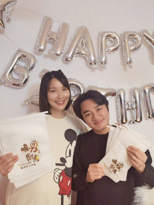 王祖藍邀好友為老婆慶生，一家三口同吹蠟燭，李亞男超大孕肚搶鏡