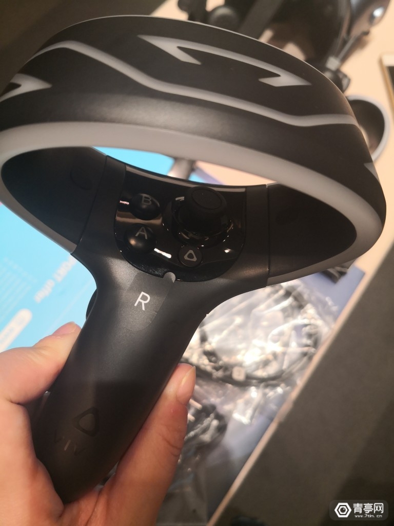 HTC Vive Cosmos正式发布，采用全新VRS系统