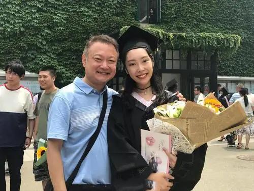 23岁爆红，娶18岁初恋，28岁儿子夭折，欧阳奋强如今怎样了？