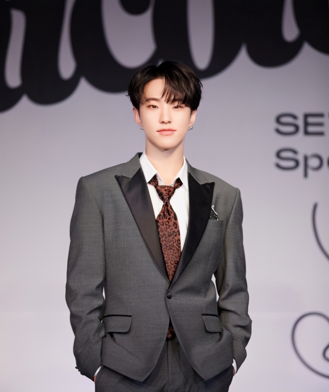 不忘初心爱豆出道大火后向母校捐款助力后辈实现梦想