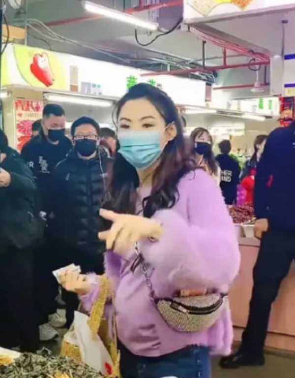 张柏芝又被拍疑似孕肚照，被曝录节目频休息，有专家称30周了？