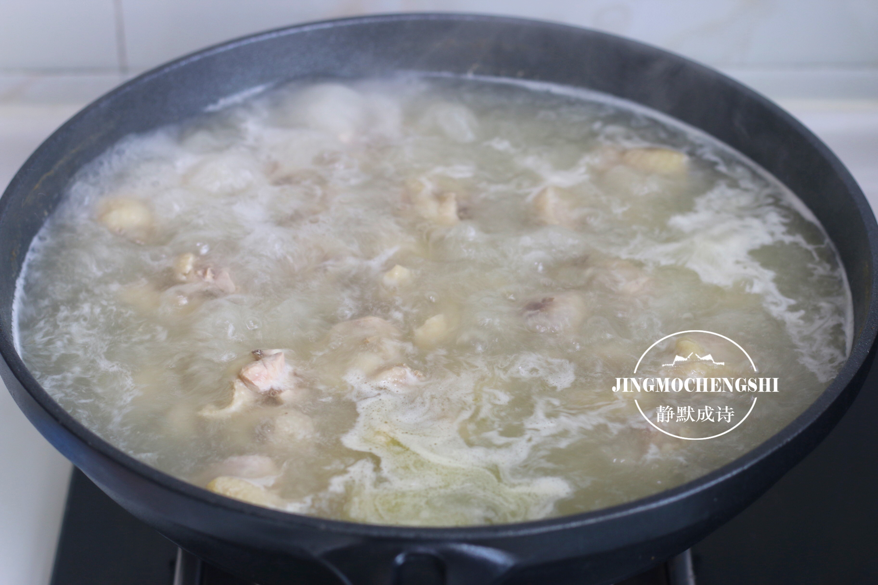 鸡腿和它是绝配，像我这样烧上1锅，好吃又解馋，你也来1勺？