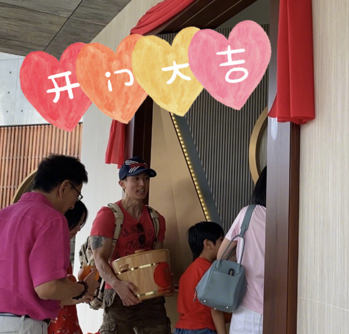 吴尊告别泳池别墅再换豪宅，放鞭炮庆祝乔迁之喜，仪式感满满