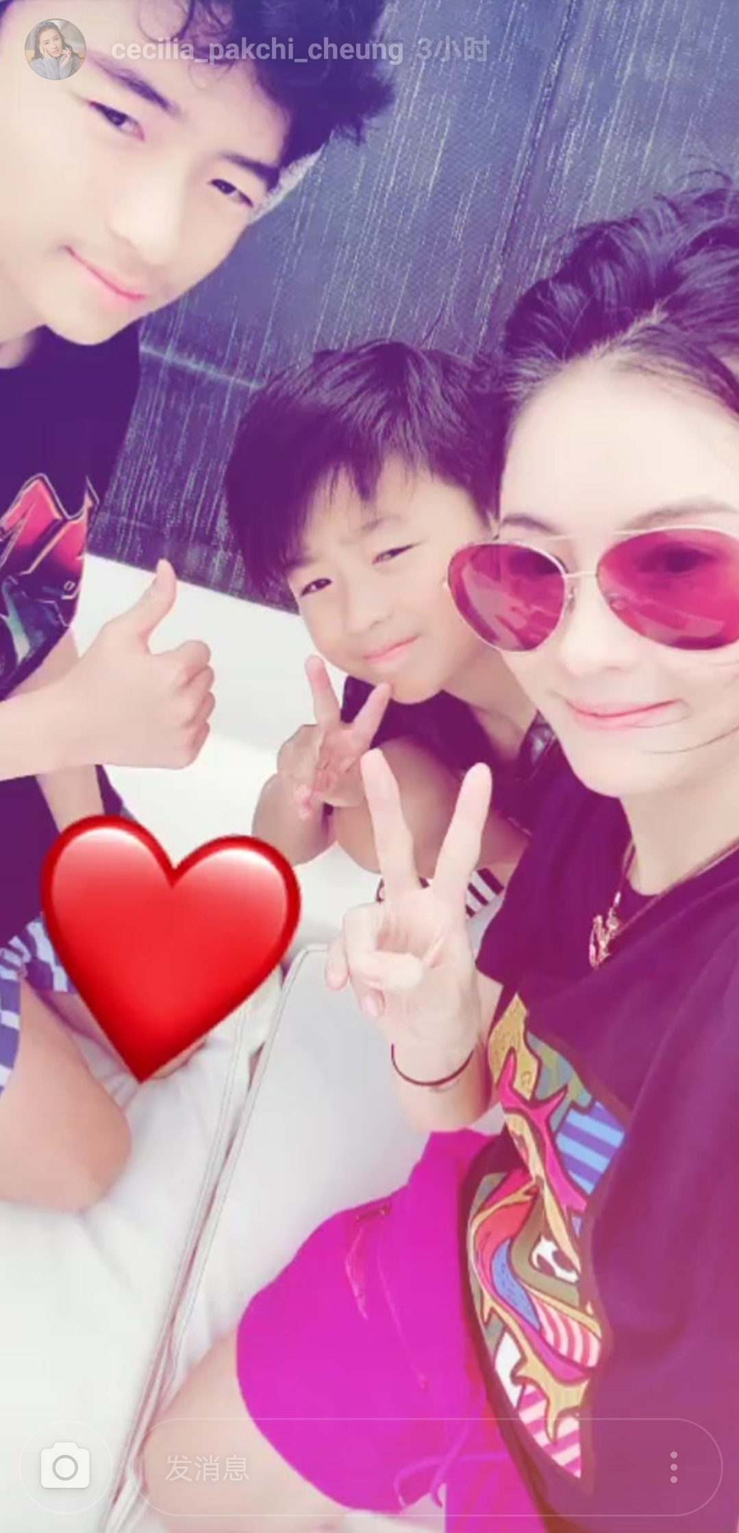 张柏芝首谈三个儿子性格，老三霸道老二阳光，老大安静爱弹吉他