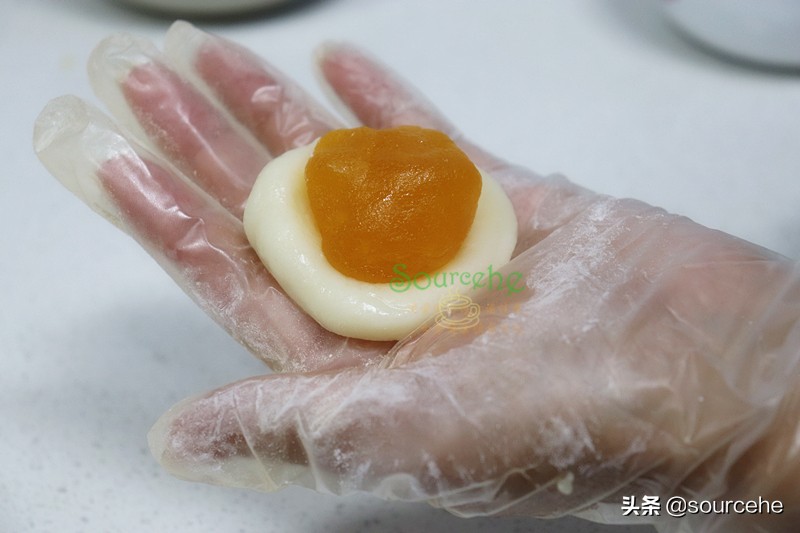 中秋月饼，不用烤箱就能做，冰爽软糯，甜而不腻，淡淡的凤梨清香