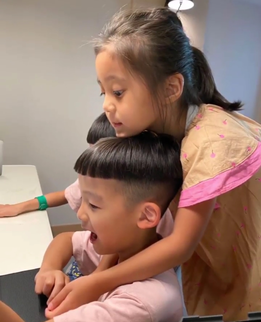 陈建州晒儿子和咘咘互喂零食超浪漫，修杰楷大方同意飞飞追咘咘