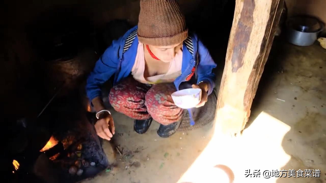尼泊尔山区年轻妈妈用煎鸡蛋招待我，她曾经在