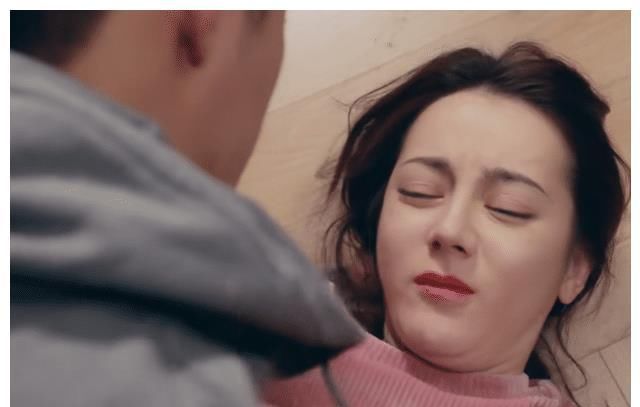 黄景瑜把热巴扑倒，看清他抱热巴的手势，才是对女演员最好的保护