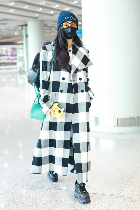 奔四的女人别再大衣配打底裤了，学学范冰冰这