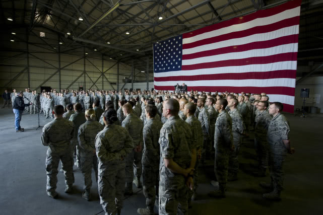 美军后院枪声响起！海军基地正门遭扫射，双方