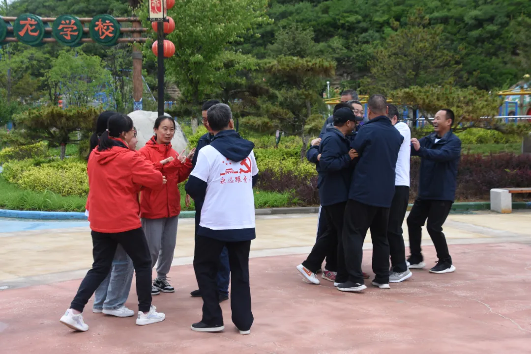 洛川县中学开展团队凝聚力拓展训练活动(图8)