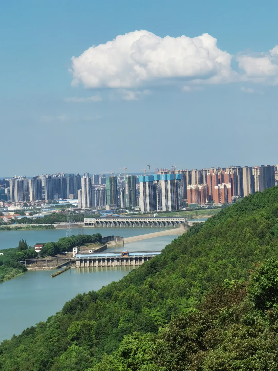 “天空之镜”乘坐“飞天魔毯”来了，国庆旅游来彭山景区免费体验