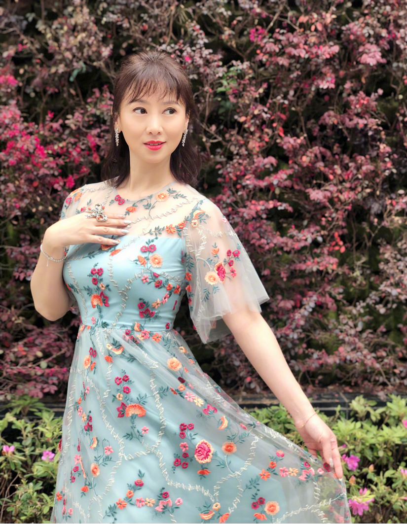 翁虹身穿蓝色印花连衣裙现花丛中，齐肩发型超减龄，哪像50岁？