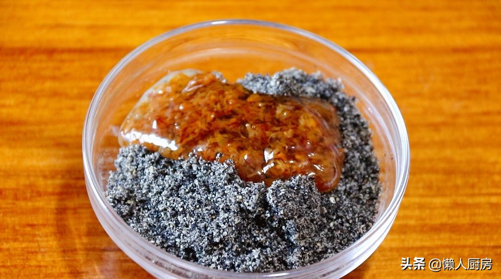 紅薯不用蒸，壓成紅薯泥，加點糯米粉，裹上雪花脆片，更加酥脆