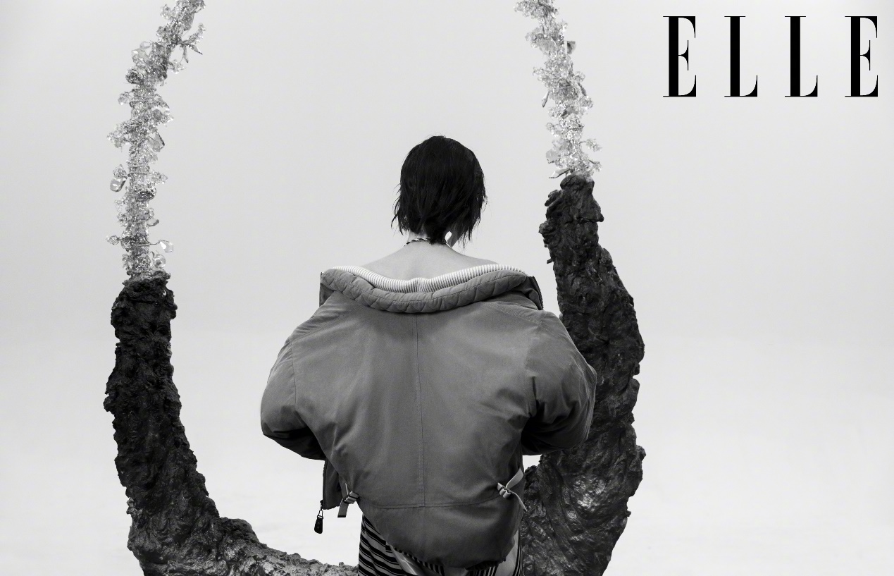 Liu Yifei tries 2 dimension first, powdery hair modelling becomes false boy, match pirate element valiant is nifty