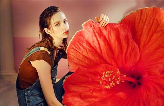 美女穿搭：迷茫时像一只漂泊太久的船，彼岸浓