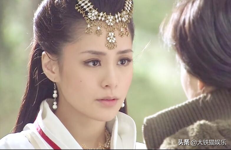 被造型师偏爱的“额饰”，某些剧女演员人均好