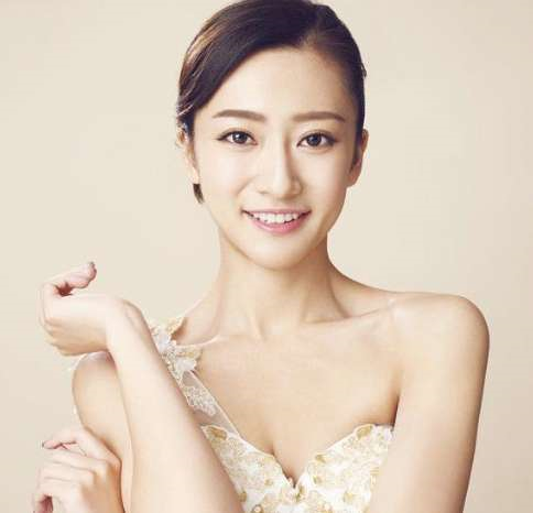 她17岁被邀上春晚，当红时却嫁给外卖小哥，如今