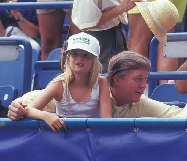 特朗普不“避嫌”！当老婆的面亲伊万卡，出去