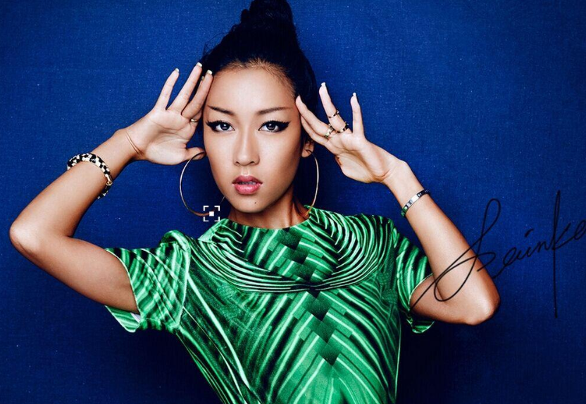 Break out! Ease of Juan of songbird auspicious gram is patted by new man humeral follow at sb' heels, 