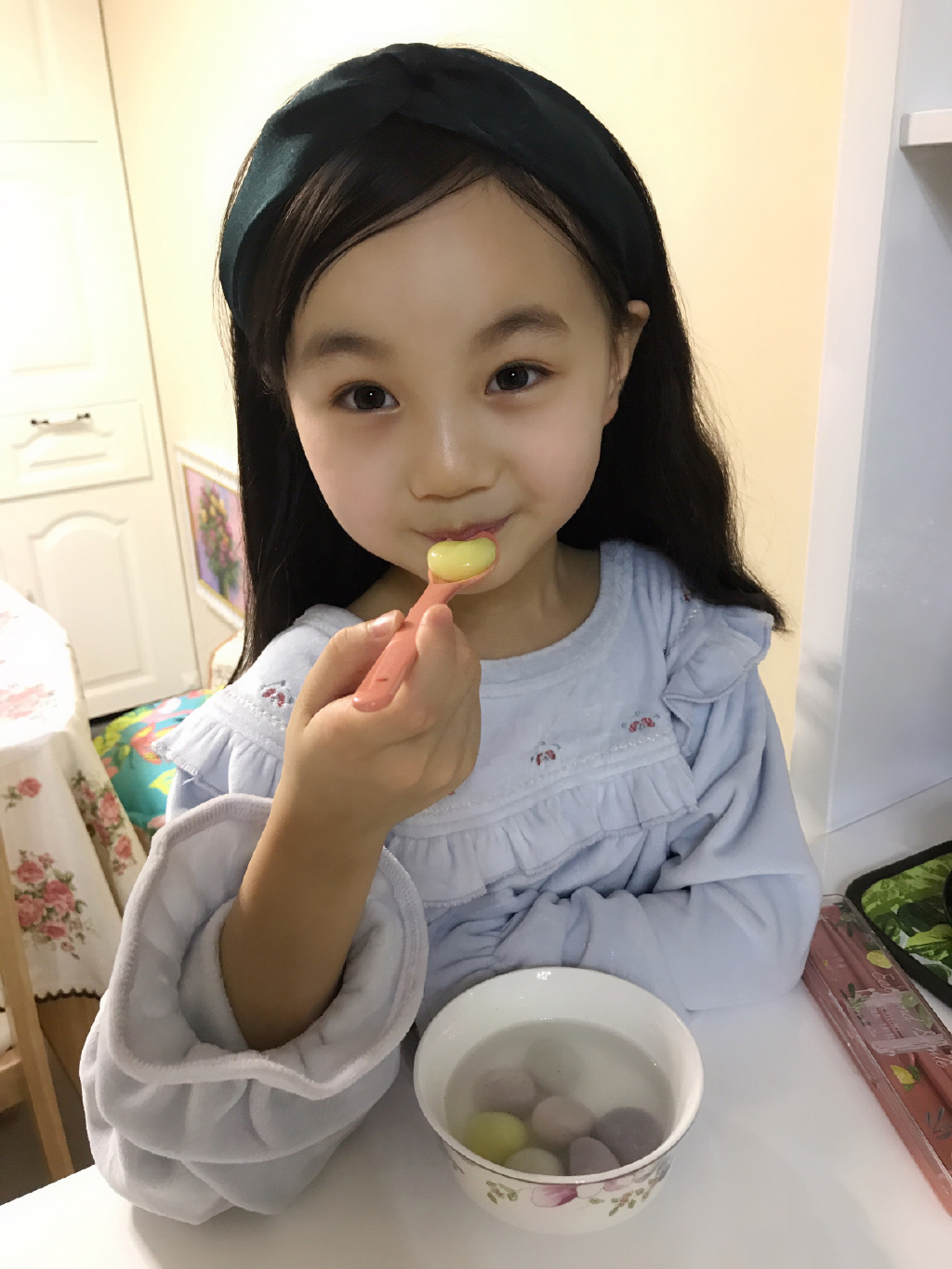 小山竹罕见晒生活照，7岁就会煮美食，快长成大女孩了