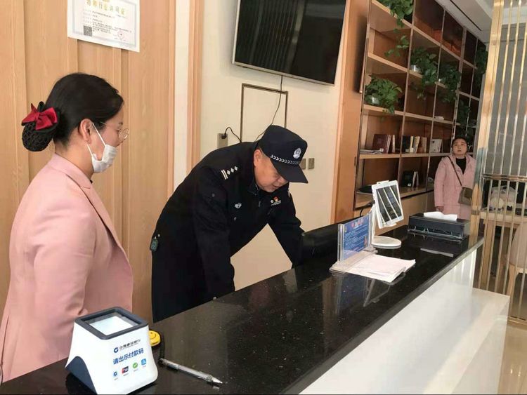 西安公安阎良分局凌云路派出所民警深入辖区企业单位宣传出入境法律法规