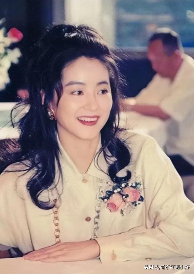 林青霞活了一场漂亮的人生，年轻时穿衣好潮，