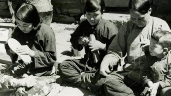 湖北一农妇去世，孙女收拾遗物时发现半本日记，才知奶奶大有来头