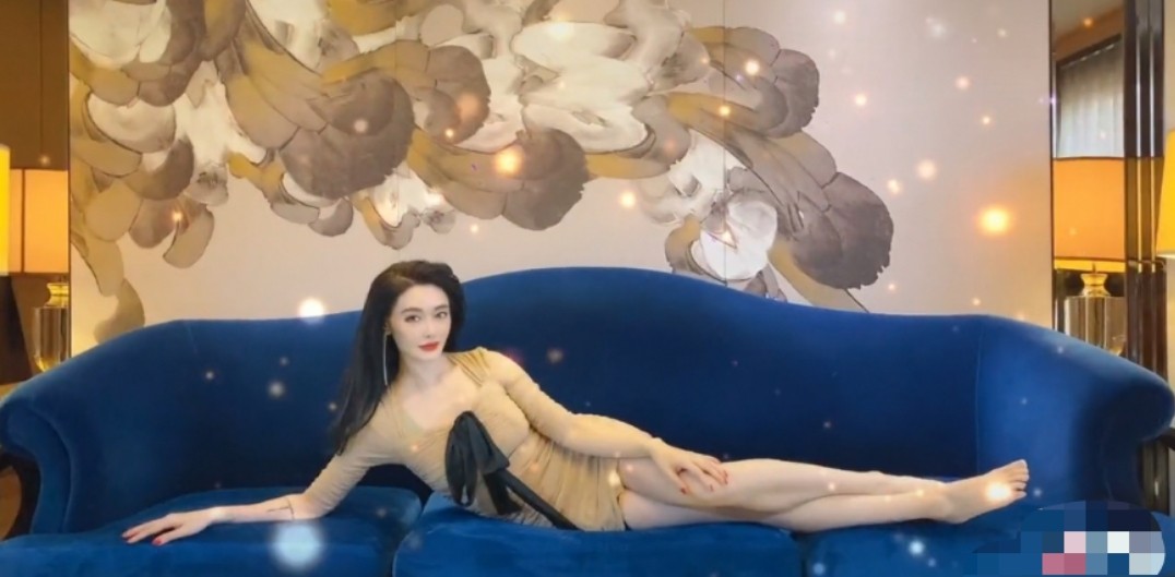 43岁锐舞天后爱戴穿紧身短裙，侧趴沙发秀大长腿，却被勒出赘肉