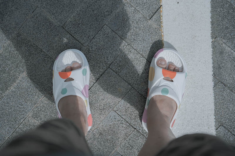 这双拖鞋它真行，不止有踩屎感，运动后还能按摩酸痛的双脚