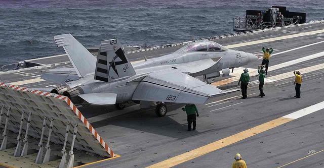 被中国反超后，美海军才弃用的电磁弹射器？我