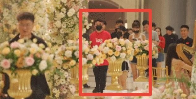 王思聪又换新女伴，带超辣美女参加婚礼，却一脸愁容只顾玩手机