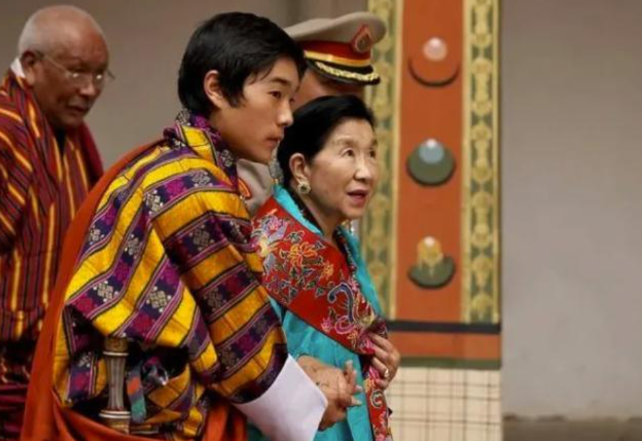 29岁不丹王后怀二胎后地位倍增，国王全程搀扶，太王太后帮看孩子