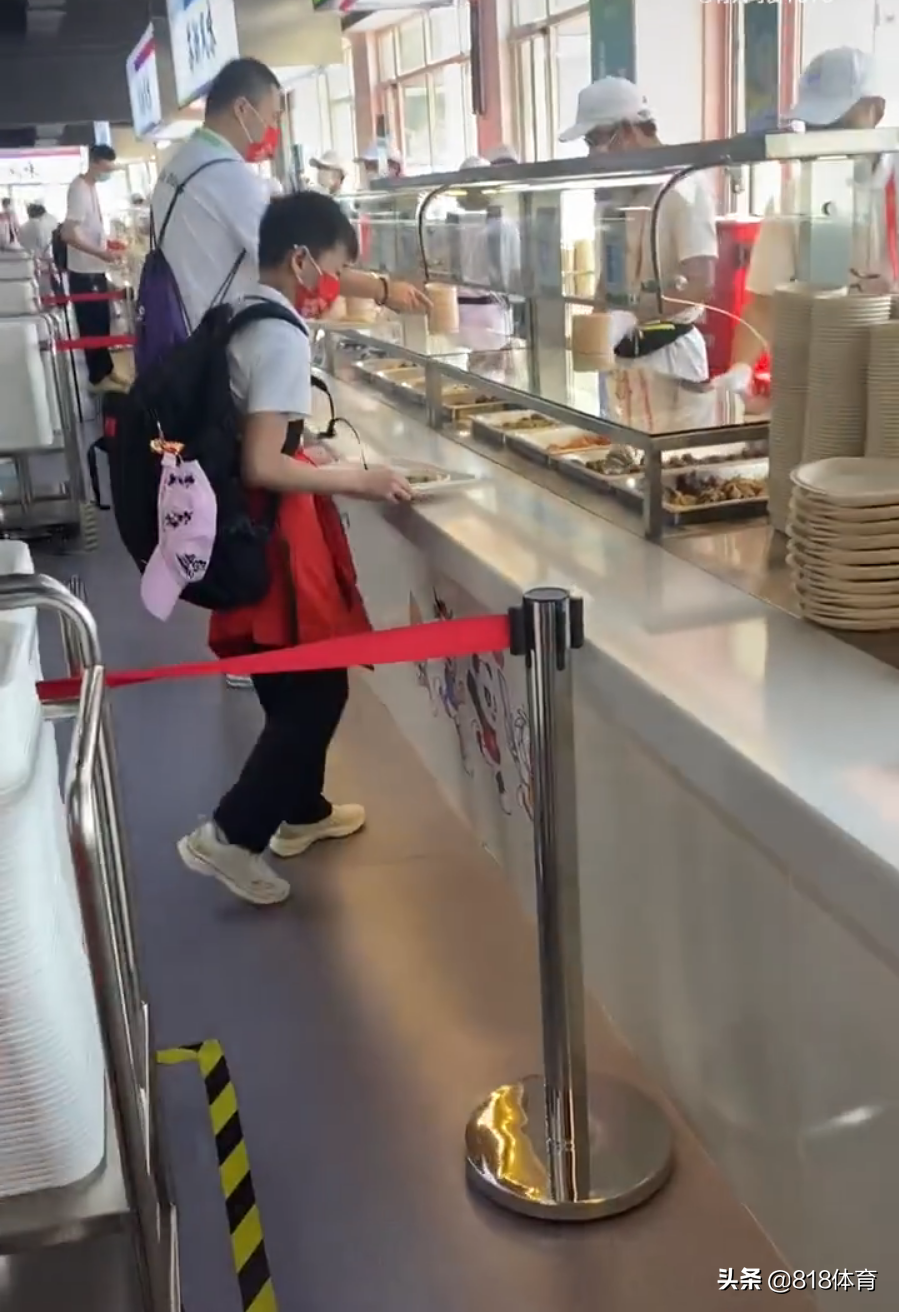 干饭人干饭魂!全红婵运动员餐厅遍尝10多种风味,拿苹果顺手塞口袋
