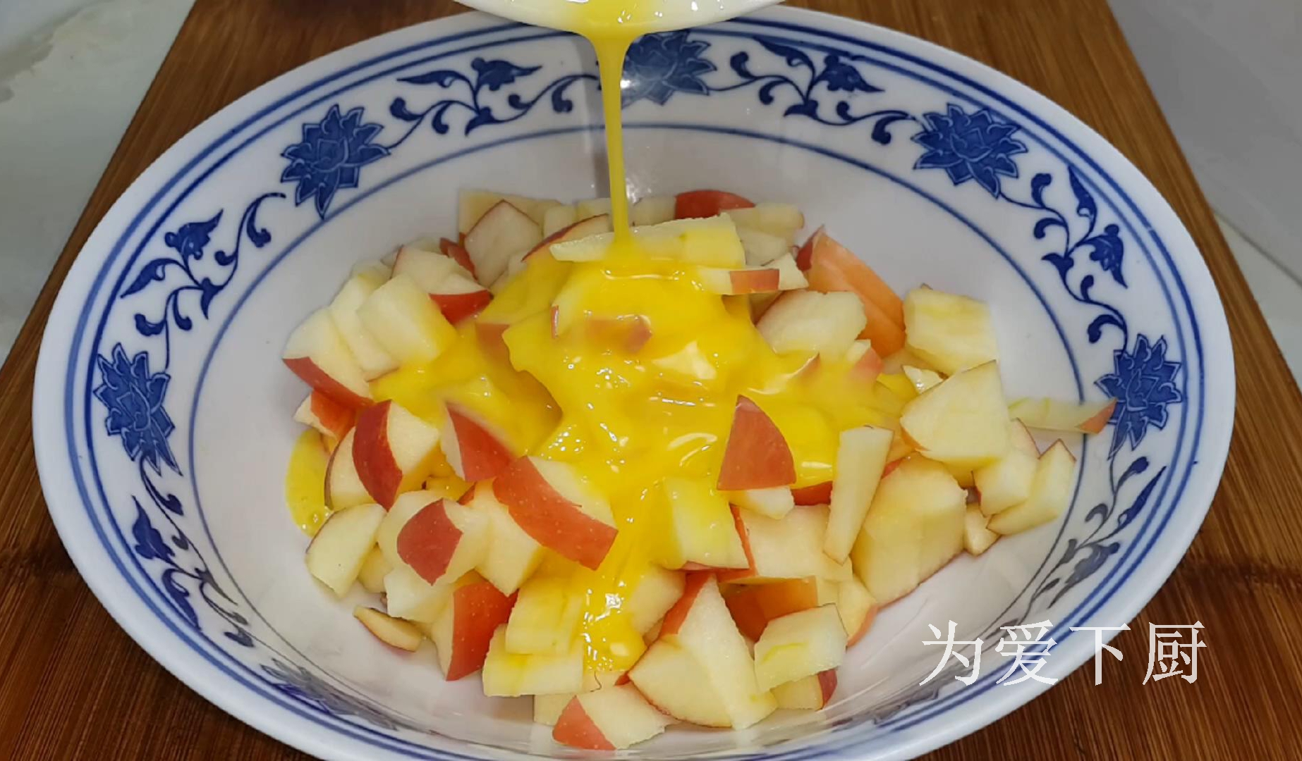 發糕別直接蒸著吃了，加2個蘋果，鬆軟香甜，保證孩子愛吃不挑食