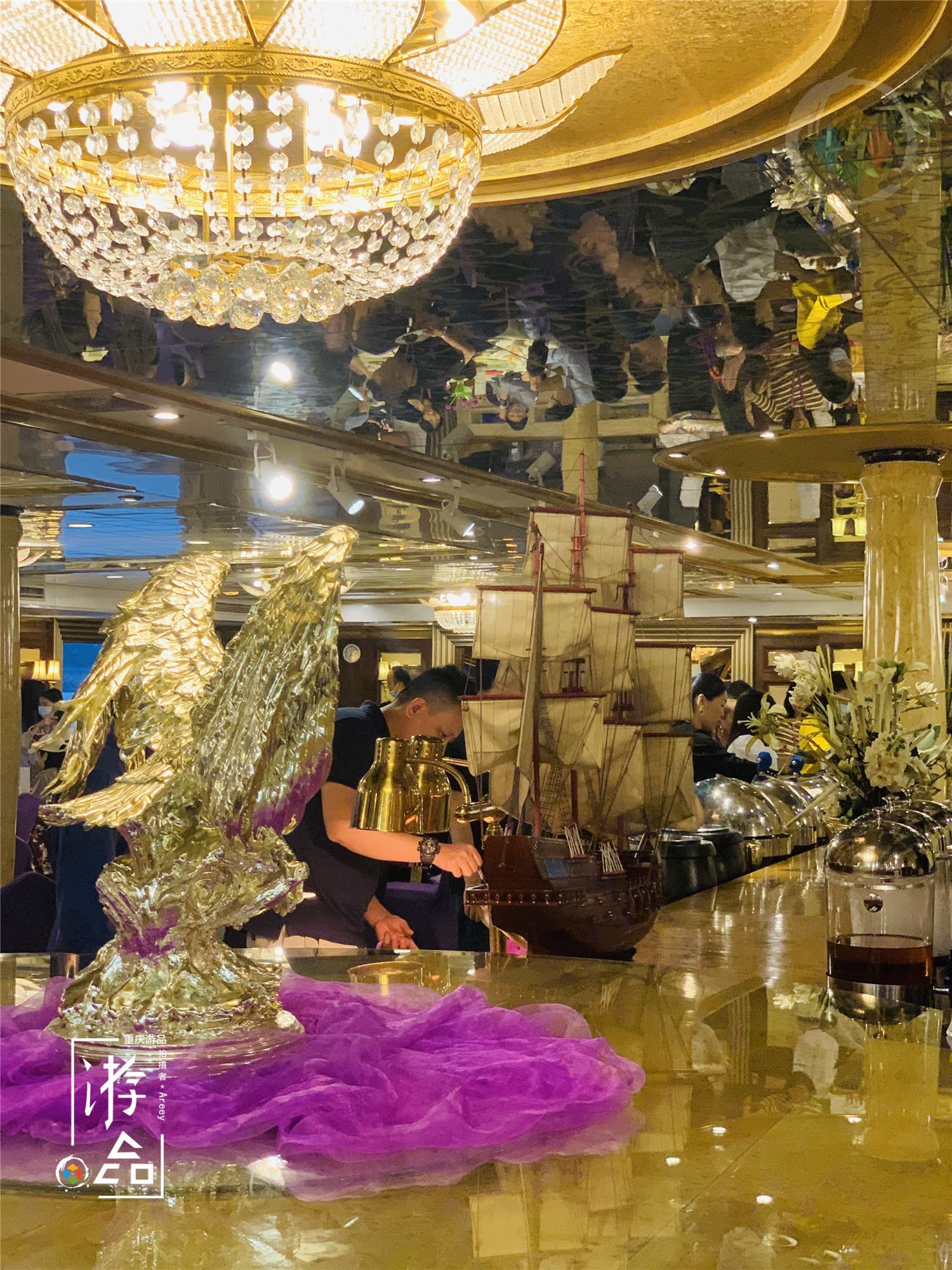 重庆黄金游轮有多豪华？内部一片金碧辉煌，高级自助餐随便吃
