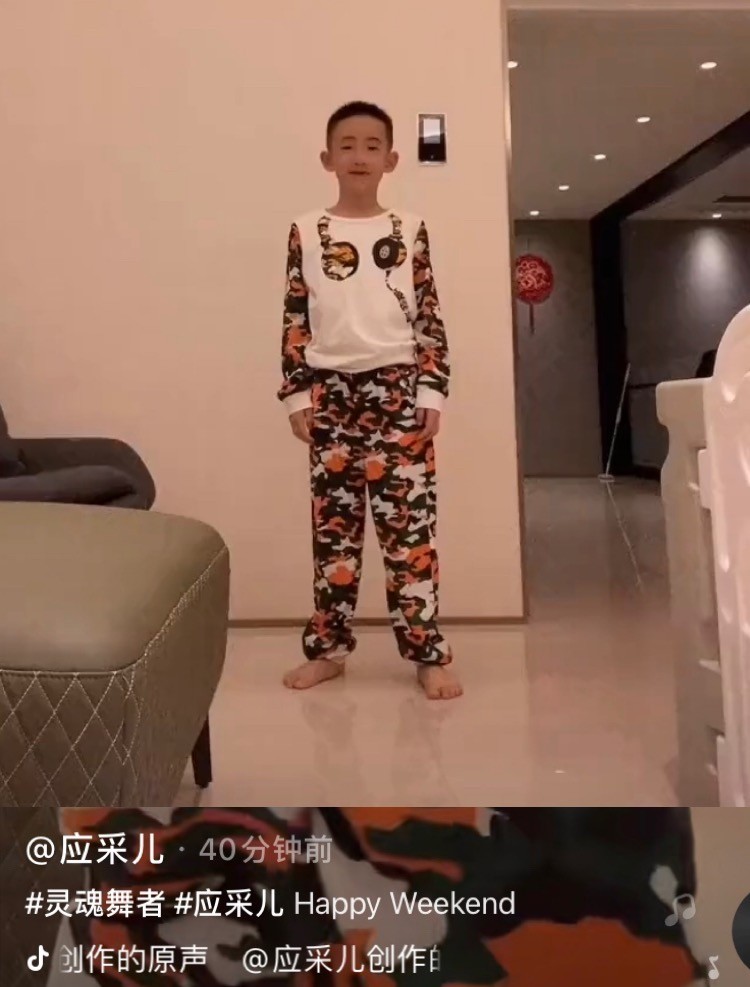 應采兒兒子近照罕爆，豪宅內跺腳被質疑擾民，當眾擦屁股不雅觀