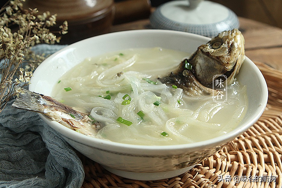 無論燉什麼魚，牢記住這2點，煮出的魚湯又濃又白，還沒腥味