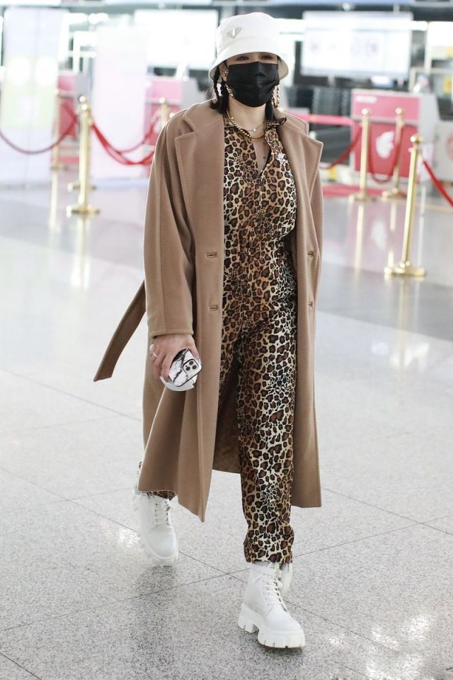 鐘麗緹張倫碩一家四口同框畫面養眼，倆女兒長相標致出落亭亭玉立