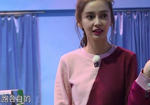 奔跑吧：全体成员合照，蔡徐坤跟baby太避嫌，拒