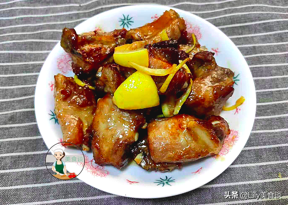 炸排骨時，別直接就下鍋炸，教你一招，排骨外焦里嫩，簡單又營養