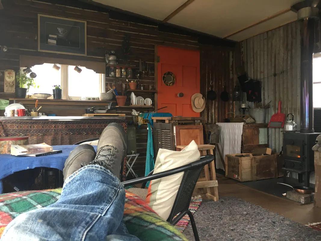 64岁老太不结婚，卖了豪宅住进8㎡蜗居，却过上