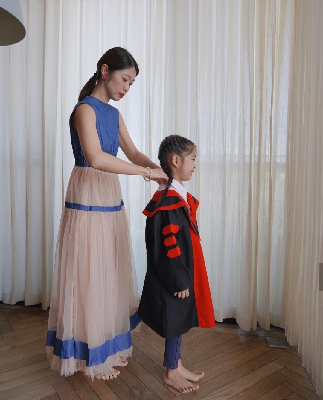 林志颖弟弟全家福曝光，女儿幼儿园毕业，在家参加线上典礼超开心