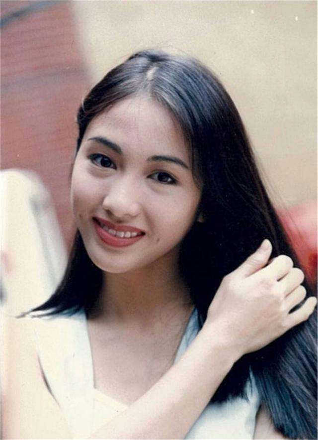 49岁黎姿晒性感美照，生四个子后依旧性感撩人，