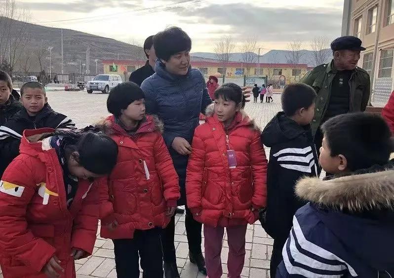 情暖贫困儿童 助力脱贫攻坚—白银市妇联举行“爱心书包”发放活动